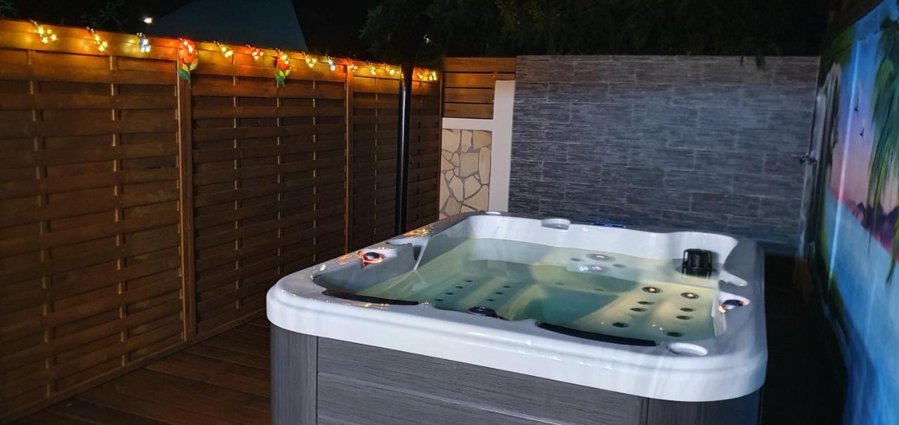 "Chez Claudia "Charmant Logement Avec Jacuzzi Privatif En Toute Intimite Sur Belle Terrasse Exterieure En Bois Et Piscine Courcelles Exterior foto